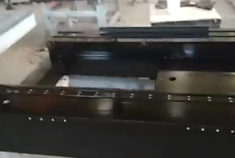 Granit bölekleri burawlanan deşikler we goýlan bölekler bilen granit komponentleri